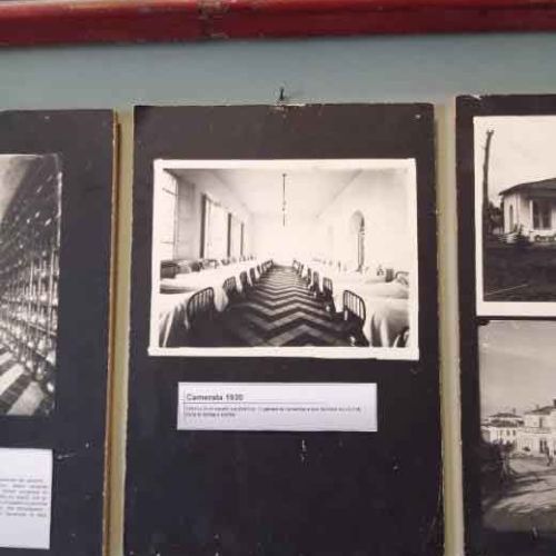 la “Fagotteria”, ovvero il magazzino adibito alla raccolta degli effetti personali dei futuri degenti che, arrecatisi nella struttura, venivano spogliati di tutti i propri averi e muniti di indumenti che andavano a costituire una sorta di “divisa” dell’ospedale, che troveremo esposta più avanti nella stanza 1