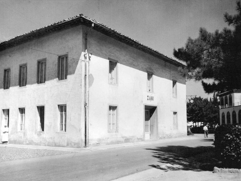 Villa Mazzanta - Manicomio di Volterra Facciata principale con insegna “ZANI” visibile. (1958)
