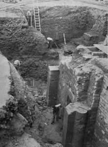 La partecipazione dei ricoverati dell'ospedale psichiatrico agli scavi del teatro romano (1950-1953)